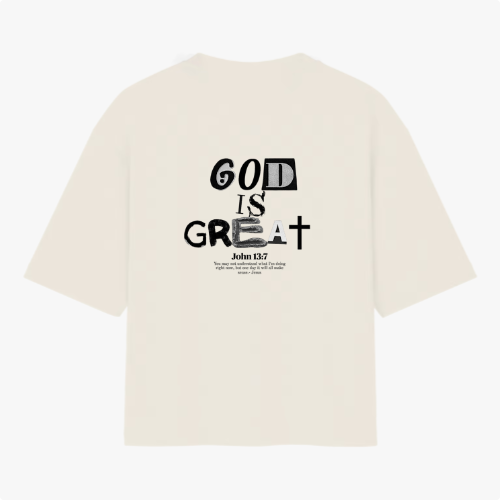 Camiseta com estampa traseira de palavras estilizadas e variadas fontes formando a frase "God is Great", acompanhada por uma referência bíblica ao versículo John 1:37.