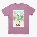 Camiseta com estampa frontal de desenho de uma jovem em cenário urbano, usando botas e gorro, carregando sacola, com prédios e céu ao fundo.