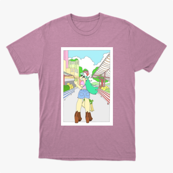 Camiseta com estampa frontal de desenho de uma jovem em cenário urbano, usando botas e gorro, carregando sacola, com prédios e céu ao fundo.
