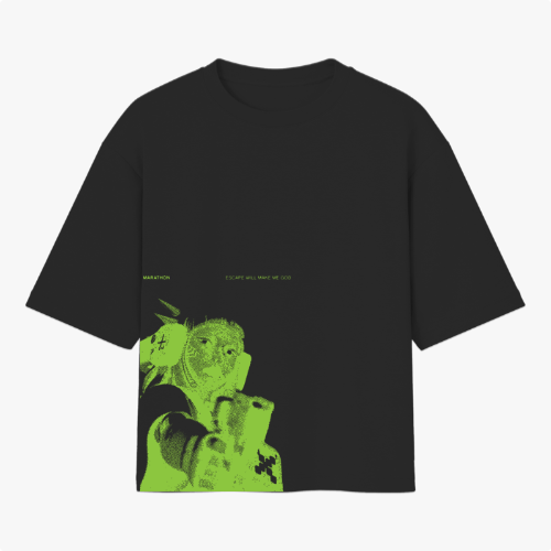 Camiseta com estampa frontal de imagem estilizada em verde de astronauta segurando capacete, com texto pequeno ao lado adicionando detalhe moderno.
