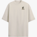 Camiseta com estampa frontal de brasão decorativo ao lado da palavra "LEGIO" e estampa traseira de soldado armado acompanhado de frase inspiradora acima e abaixo.