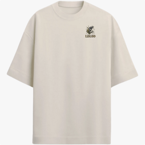 Camiseta com estampa frontal de brasão decorativo ao lado da palavra "LEGIO" e estampa traseira de soldado armado acompanhado de frase inspiradora acima e abaixo.