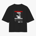 Camiseta com estampa frontal de coelho estilizado sobre a palavra "Dominus" e estampa traseira com texto "Medusa", foto clássica e elementos gráficos modernos.