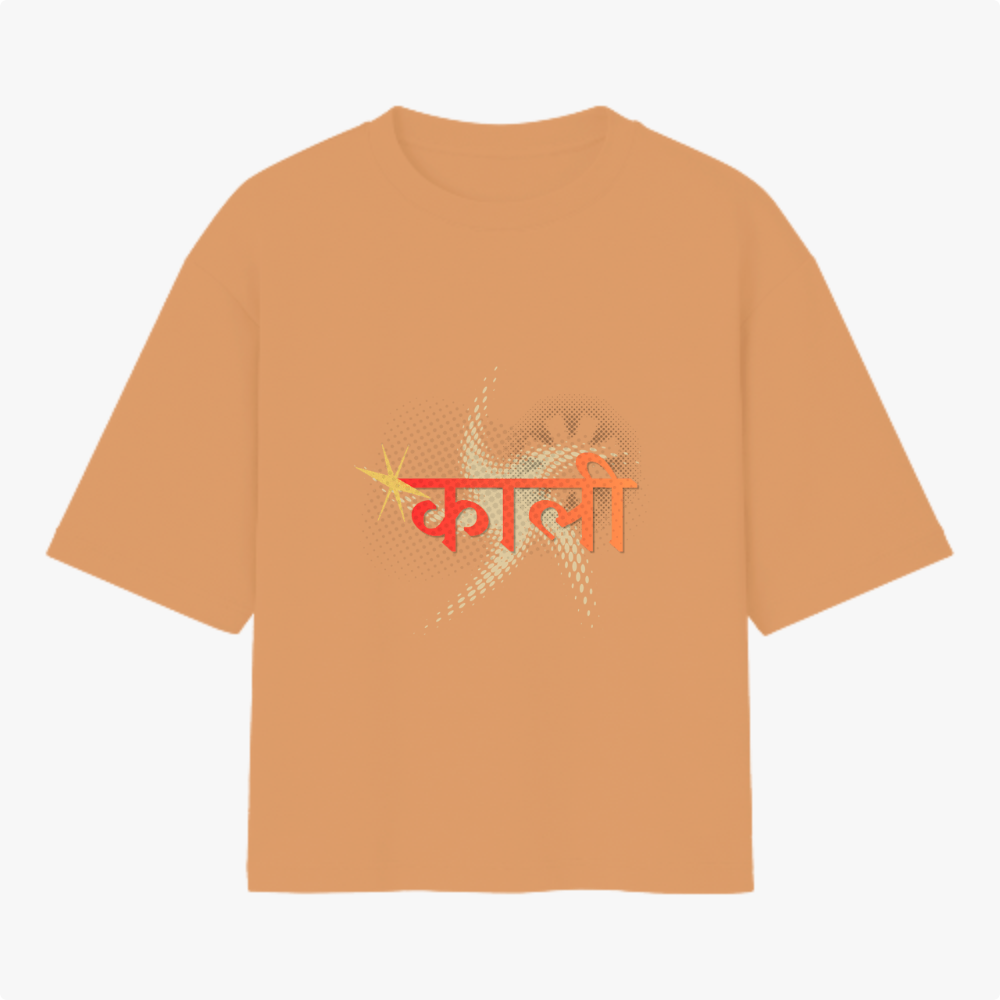 Camiseta com estampa frontal de texto em outra língua sobre um padrão geométrico com estrela amarela e estampa traseira de uma figura detalhada com adornos.