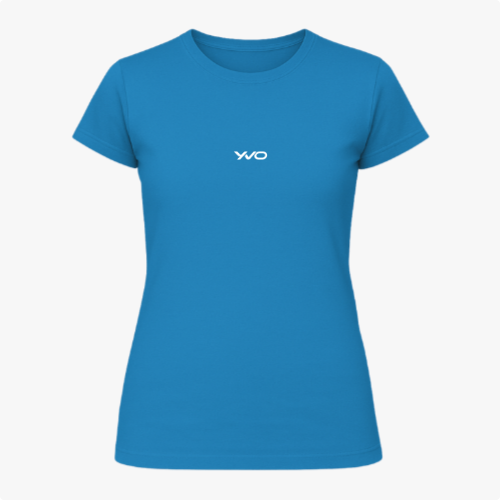 Camiseta com estampa frontal de um discreto logotipo estilizado em fonte moderna.