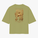 Camiseta com estampa frontal de "João 3:16" em destaque, incluindo texto complementar em estilo tipográfico impactante.