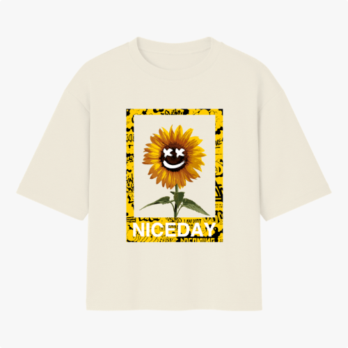 Camiseta com estampa frontal de girassol estilizado com sorriso, cercado por moldura amarela com padrões gráficos e texto "NICE DAY" em destaque.