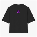 Camiseta com estampa frontal de criatura fantástica com aura mística e estampa traseira de personagem roxo de expressão intensa e texto estilizado.