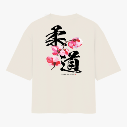 Camiseta com estampa frontal de texto "YAMA JIU JITSU" em letras pequenas e estampa traseira de caracteres japoneses grandes com flores estilizadas.