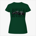 Camiseta com estampa frontal de texto minimalista "RIVALS" no lado esquerdo do peito e estampa traseira de carros de corrida com sobreposição de textos.