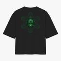Camiseta com estampa frontal de letras em relevo estilo gótico "Pantano 3000" e estampa traseira de caveira detalhada cercada por símbolos esotéricos.