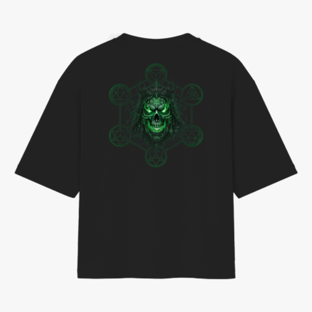 Camiseta com estampa frontal de letras em relevo estilo gótico "Pantano 3000" e estampa traseira de caveira detalhada cercada por símbolos esotéricos.