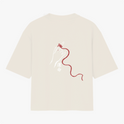 Camiseta com estampa frontal de texto estilizado e coração entrelaçado, e estampa traseira de mão delineada segurando fio vermelho com caracteres orientais.