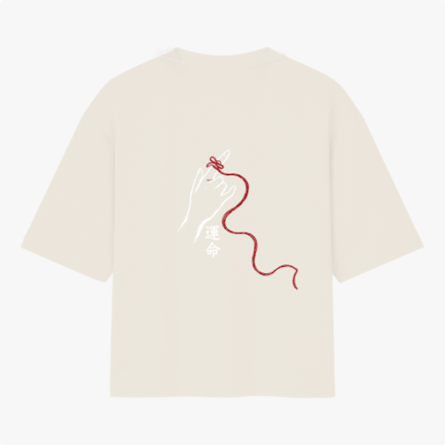 Camiseta com estampa frontal de texto estilizado e coração entrelaçado, e estampa traseira de mão delineada segurando fio vermelho com caracteres orientais.