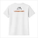 Camiseta com estampa frontal de logotipo circular com montanhas, estrela e texto "LIZZYE CORP." e estampa traseira de texto "LIZZYE CORP." e logotipo geométrico.