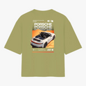 Camiseta com estampa traseira de carro conversível em perspectiva traseira, repetição do nome "Porsche", elementos gráficos futuristas e texto descritivo.