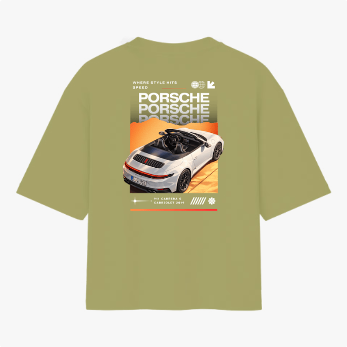 Camiseta com estampa traseira de carro conversível em perspectiva traseira, repetição do nome "Porsche", elementos gráficos futuristas e texto descritivo.