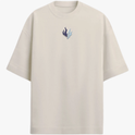 Camiseta com estampa frontal de chama e gelo entrelaçados e estampa traseira de personagem em ação com fundo dinâmico, texto e símbolos decorativos.