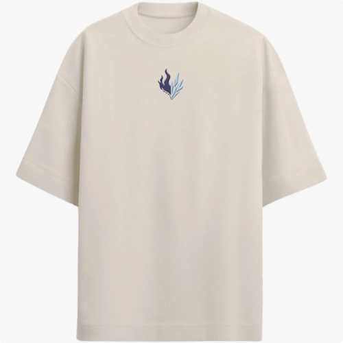 Camiseta com estampa frontal de chama e gelo entrelaçados e estampa traseira de personagem em ação com fundo dinâmico, texto e símbolos decorativos.