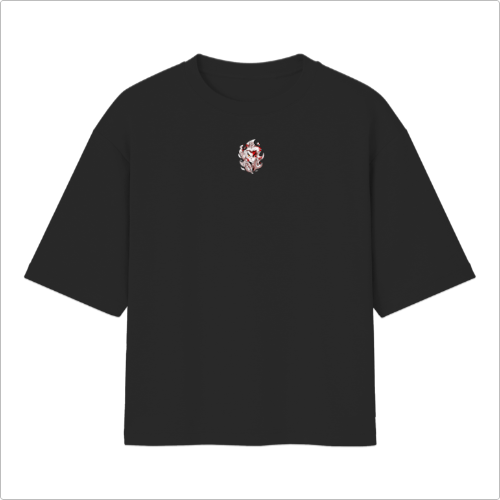 Camiseta com estampa frontal de máscara estilizada pequena e estampa traseira de figura imponente com espada envolta em chamas intensas.