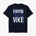 Camiseta com estampa frontal de slogan estilizado com o desenho de uma cruz e estampa traseira de rosto com coroa de espinhos e letras grandes.