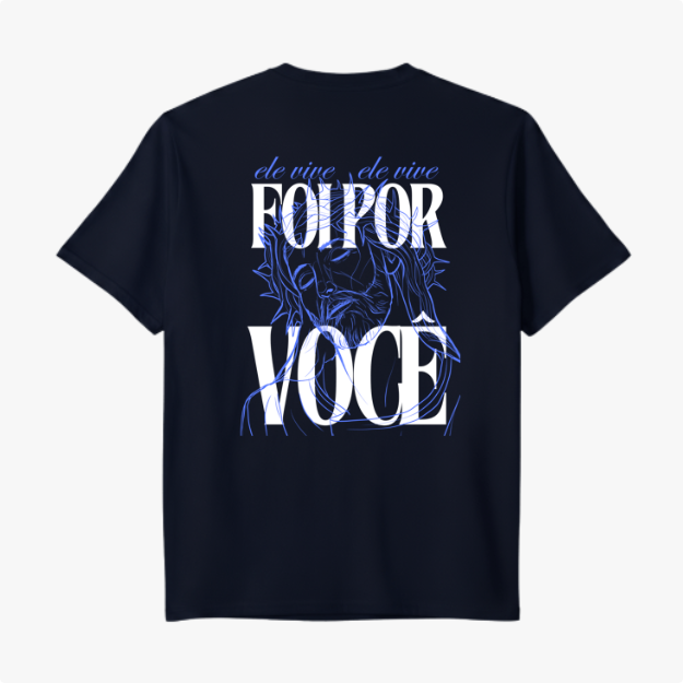 Camiseta com estampa frontal de slogan estilizado com o desenho de uma cruz e estampa traseira de rosto com coroa de espinhos e letras grandes.