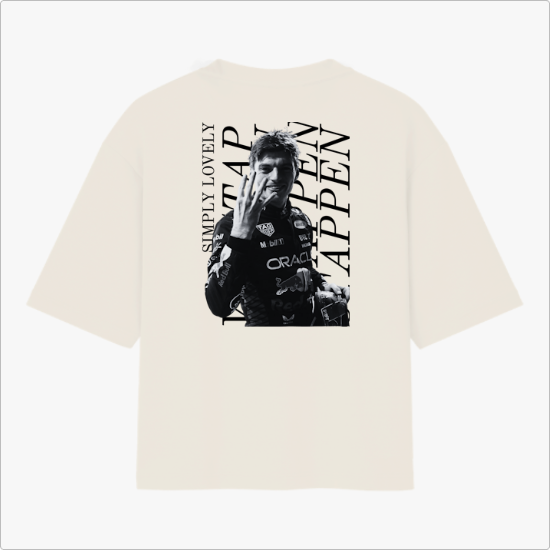 Camiseta com estampa frontal de um logotipo e estampa traseira de um piloto com fundo de palavras, destacando "SIMPLY LOVELY" e o nome do competidor.