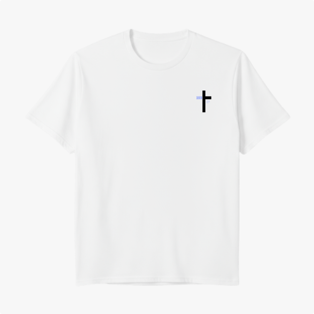 Camiseta com estampa frontal de cruz vertical com detalhes finos e estampa traseira com frase "SOMOS A GERAÇÃO ELEITA", globo de linhas e citação bíblica.