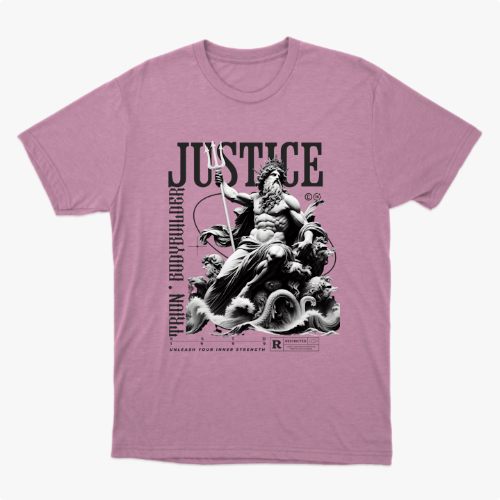 Camiseta com estampa frontal de deidade mitológica segurando um tridente sobre ondas, acompanhada das palavras "Justice", "Train Bodybuilder" e outros textos decorativos.