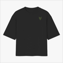 Camiseta com estampa frontal de símbolo geométrico semelhante a um inseto estilizado e estampa traseira de cartas com frase estilizada e imagem de coringa.