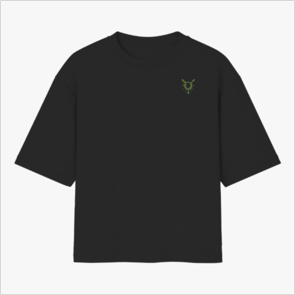 Camiseta com estampa frontal de símbolo geométrico semelhante a um inseto estilizado e estampa traseira de cartas com frase estilizada e imagem de coringa.