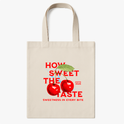 Ecobag com estampa frontal de cerejas brilhantes e suculentas sobrepostas a texto em letras grandes que dizem "HOW SWEET THE TASTE", formando um desenho vibrante e atrativo.