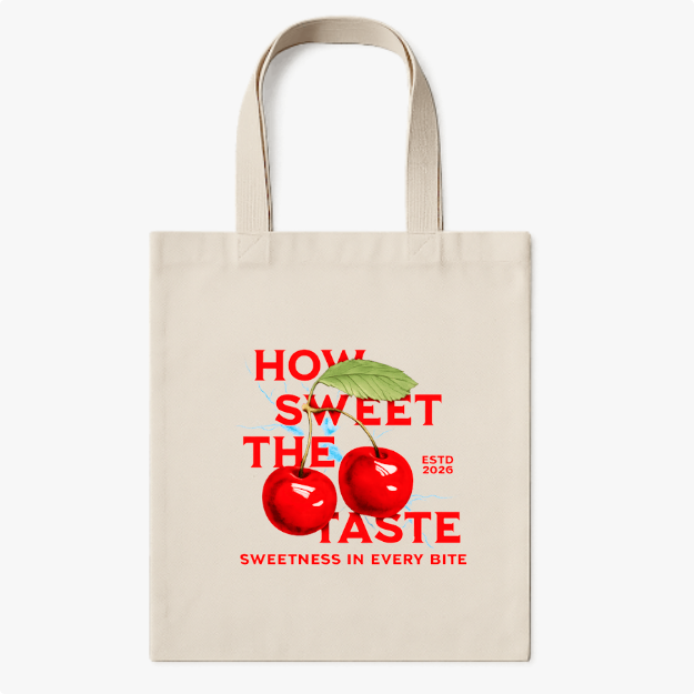 Ecobag com estampa frontal de cerejas brilhantes e suculentas sobrepostas a texto em letras grandes que dizem "HOW SWEET THE TASTE", formando um desenho vibrante e atrativo.