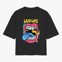 Camiseta com estampa frontal de boca entreaberta com dentes brancos, língua azul, raios amarelos e detalhes em rosa e palavras "LAZY LIFE" em estilo bold.