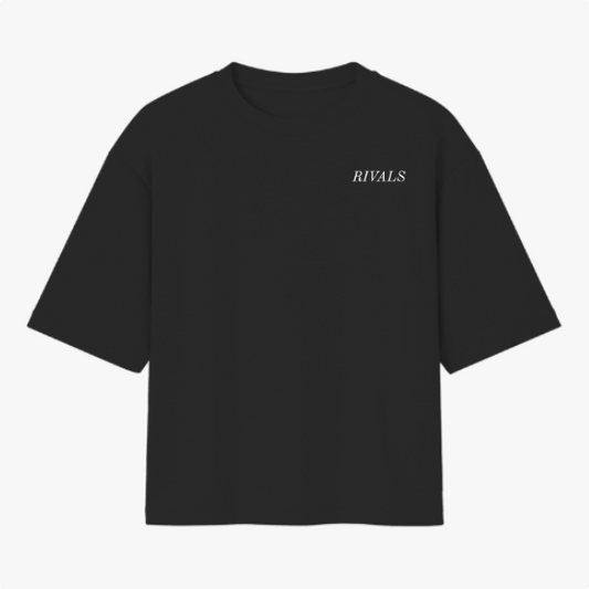 Camiseta com estampa frontal de texto "RIVALS" e estampa traseira de carro de corrida com texto "NO SAFETY. NO MERCY. RIVALS" sobreposto.