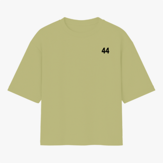 Camiseta com estampa frontal de número "44" pequeno no peito e estampa traseira de carro de corrida com texto "DREAM THE IMPOSSIBLE" e "SLEWIS".
