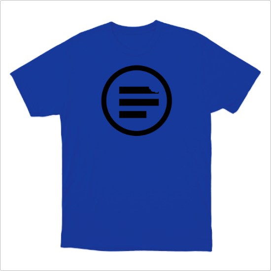 Camiseta com estampa frontal de um círculo contendo três barras horizontais e uma delas com um detalhe de mordida no canto superior esquerdo.