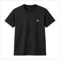 Camiseta com estampa frontal de pequeno cachorro desenhado de forma realista no lado esquerdo do peito, com detalhes minuciosos nas feições.
