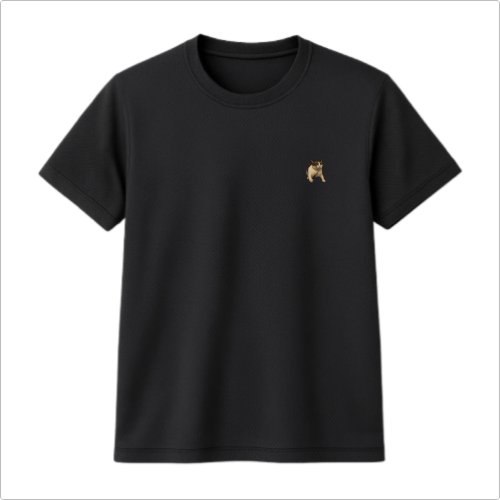 Camiseta com estampa frontal de pequeno cachorro desenhado de forma realista no lado esquerdo do peito, com detalhes minuciosos nas feições.