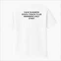 Camiseta com estampa frontal de texto pequeno "FAKE RUNNERS ©1997 NAMES PROJECT" e estampa traseira de texto grande "FAKE RUNNERS 2000's TRACK CLUB MEMBERS ONLY ©1997".