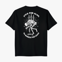 Camiseta com estampa frontal de esqueleto sobre espadas e texto "LEGIO", e estampa traseira de esqueleto com espadas e slogan "VIVA POR ALGO OU MORRA POR NADA".