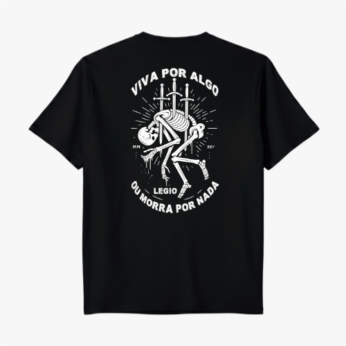 Camiseta com estampa frontal de esqueleto sobre espadas e texto "LEGIO", e estampa traseira de esqueleto com espadas e slogan "VIVA POR ALGO OU MORRA POR NADA".