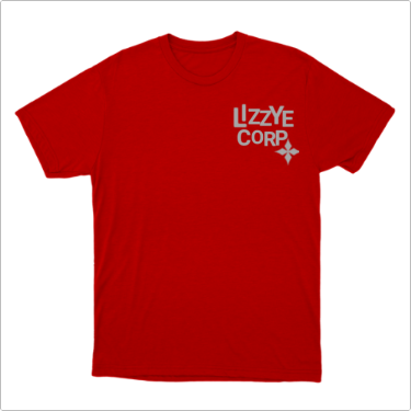Camiseta com estampa frontal de texto estilizado "LIZZY CORP" ao lado de um pequeno símbolo geométrico, ambos localizados na parte superior direita.