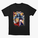 Camiseta com estampa frontal de três personagens em estilo animado, cercados por símbolos místicos e letras verticais estilizadas à esquerda.