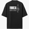 Camiseta com estampa frontal de duas chaves cruzadas e estampa traseira de mão segurando um bastão com a frase "FIRMEZA! primeiro se firma. depois se caminha."