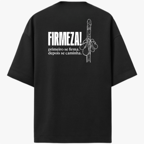 Camiseta com estampa frontal de duas chaves cruzadas e estampa traseira de mão segurando um bastão com a frase "FIRMEZA! primeiro se firma. depois se caminha."