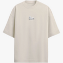 Camiseta com estampa frontal de uma estrutura arqueológica e estampa traseira de figura religiosa carregando uma cruz com a palavra "JESUS" em destaque.
