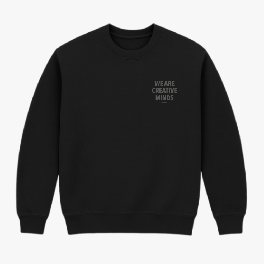Moletom com estampa frontal de "WE ARE CREATIVE MINDS" em letras maiúsculas pequenas e estampa traseira maior com o mesmo texto, incluindo "just ship it".