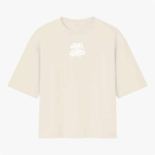 Camiseta com estampa frontal de lettering estilizado "God is Good" e estampa traseira de ilustração de anjo com a palavra "Justice" e detalhes de texto.