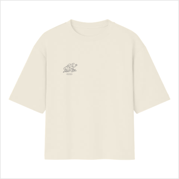 Camiseta com estampa frontal de personagem correndo e pequenos textos, e estampa traseira com "Anti-Running Running Club", personagem, datas e mais texto.